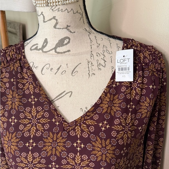LOFT Fitted Blouse with V-Neckline NWT 69.00 - Picture 2 of 9